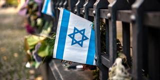 Eine israelische Fahne vor einer Synagoge. (Foto: dpa/Paul Zinken)