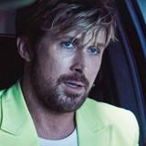 Ryan Gosling sitzt im Film "The Fall Guy" in einem hellgrünen Anzug in einem Auto. (Foto: IMAGO)